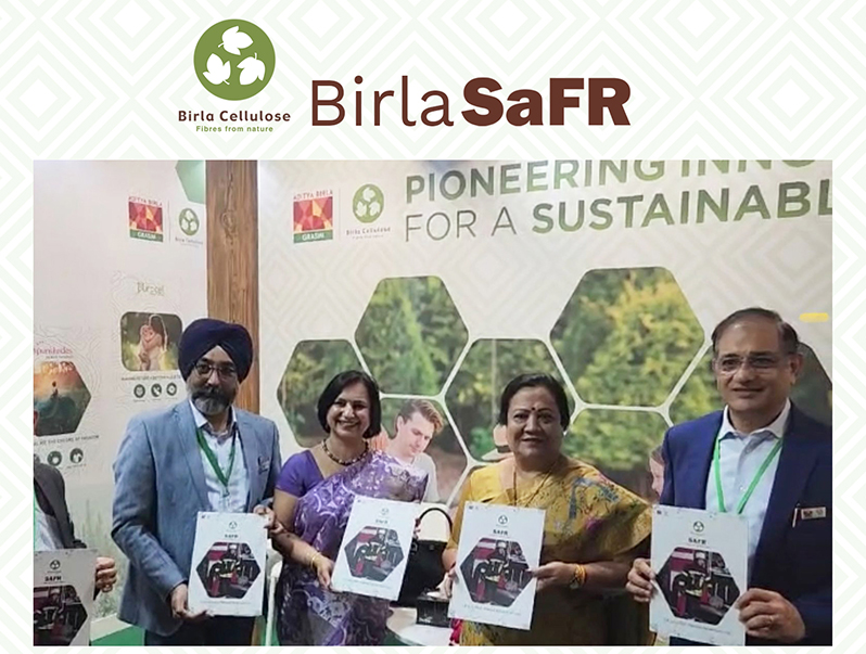 (Standing from left to right – Mr. ManMohan Singh, Mrs. Rachna Shah,
Mrs. Darshana Vikram Jardosh, Mr. H.K Agarwal)
