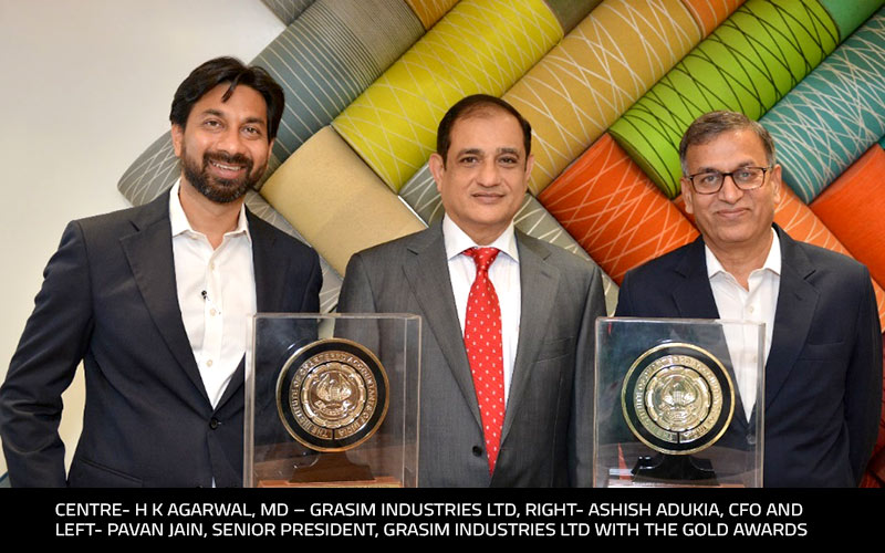 Centre- H K Agarwal, MD – Grasim Industries Ltd, Right- Ashish Adukia, CFO and Left- Pavan Jain, Senior President, Grasim Industries Ltd with the Gold Awards