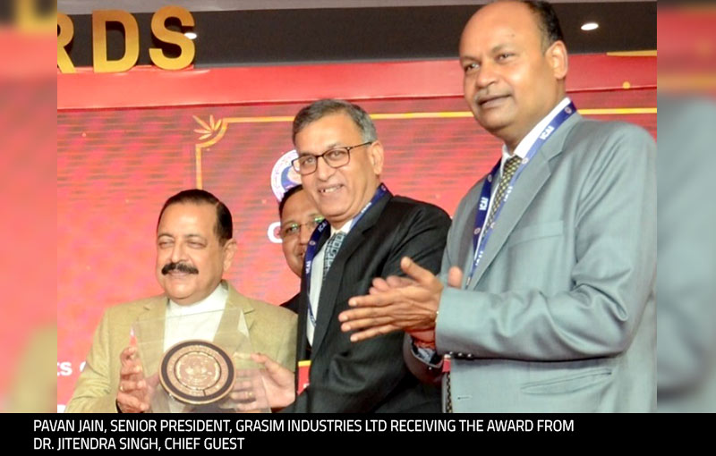 Pavan Jain, Senior President, Grasim Industries Ltd receiving the award from               Dr. Jitendra Singh, Chief Guest